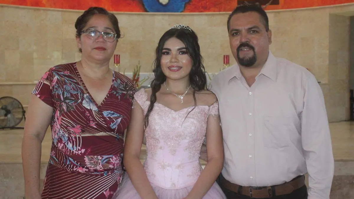 La quinceañera con sus papás, Lourdes del Carmen Rodríguez y Moisés Sandoval.